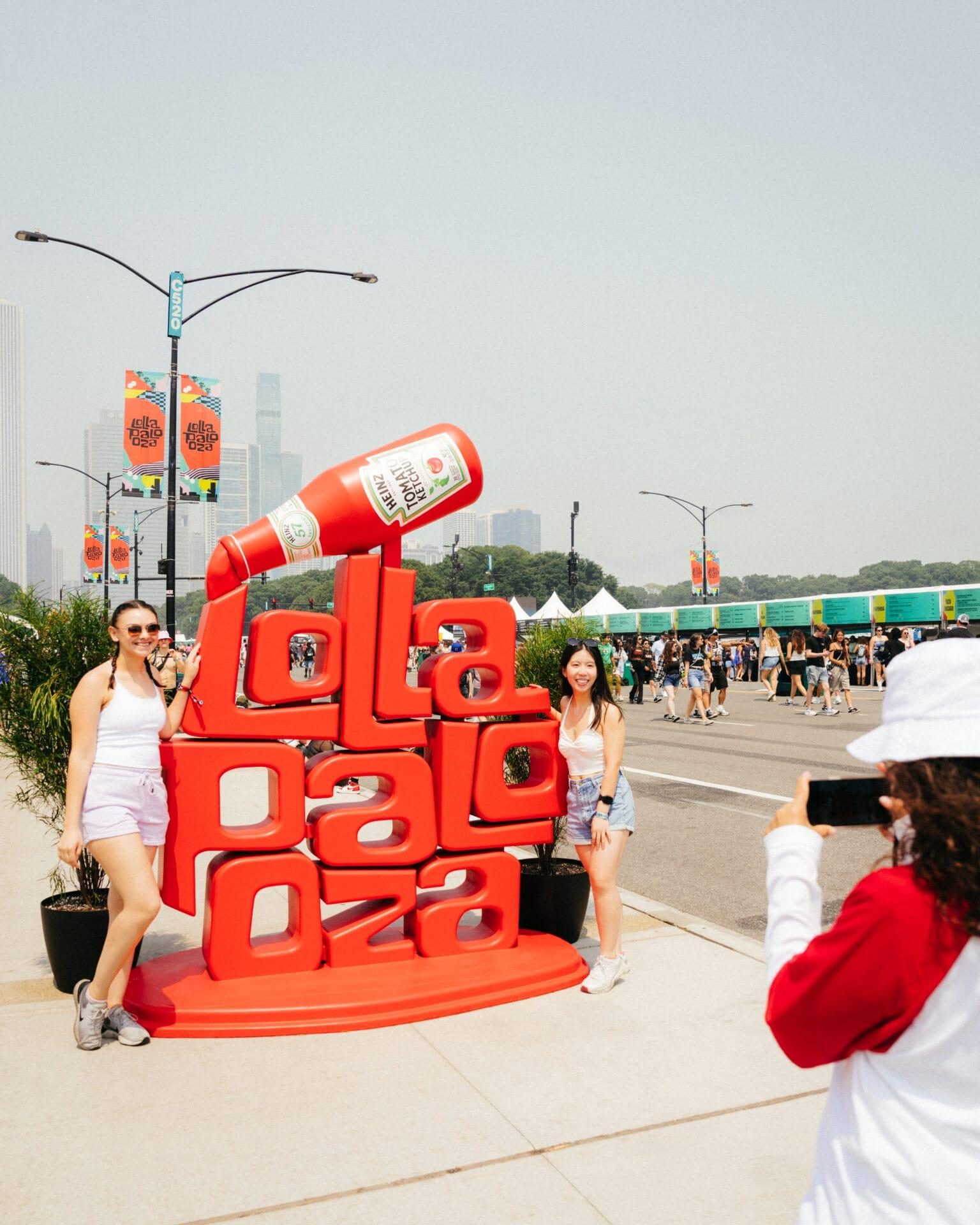 Heinz pouring itself onto the festival logo: the pure photo moment. Lollapalooza 2025, Lollapalooza, Grant Park Chicago